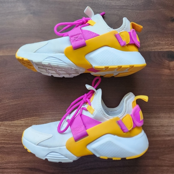 Nike Air Huarache Sneakers gently used - Picture 4 of 10